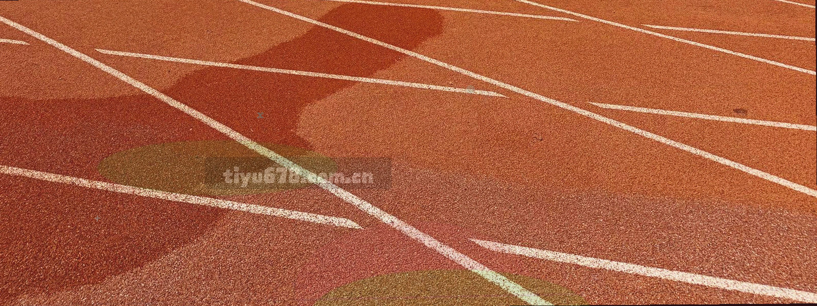 夜赛看台剪影与水平灯带，低亮度横向画面