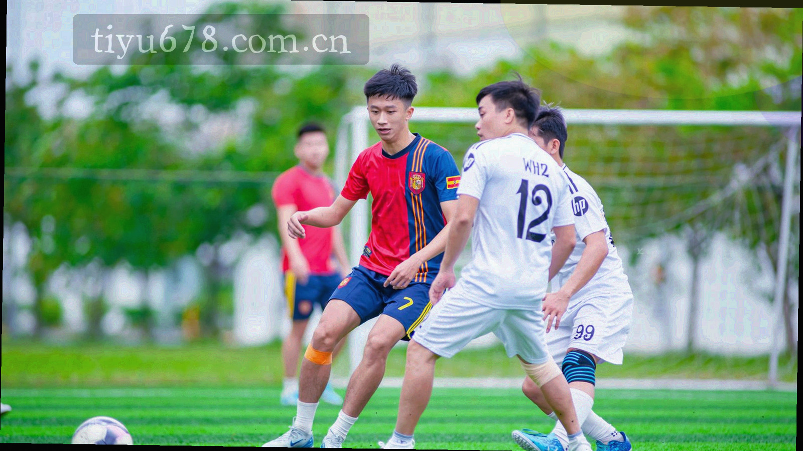 城市黄昏下的球场灯带与看台轮廓，暖金与深蓝形成对比